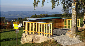 Aussichtsplattform mit Panoramatafel