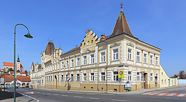Ehemaliges Gerichts- und Amtsgebäude in der niederösterreichischen Stadt Poysdorf. Das Gebäude wurde nach Plänen von Eugen Sehnal 1897 errichtet.