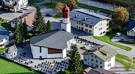Luftbild der Kath. Pfarrkirche hl. Johannes der Täufer mit Friedhof und Friedhofskapelle