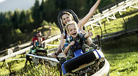 Den Alpin-Coaster Lucky Flitzer hinunterdüsen