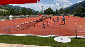 Tennis spielen am Tennisplatz