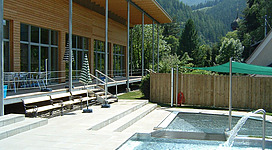 Schwimmen und entspannen im Hallenbad