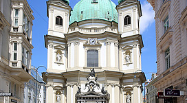 Hauptfassade bzw. Südwestansicht der Peterskirche im 1. Wiener Gemeindebezirk Innere Stadt. Der erste Kuppelbau des barocken Wien wurde ab 1701/02 errichtet. Die Planung und der Baubeginn (Fundamente) erfolgte unter Gabriele Montani. Nachdem dieser als Festungsarchitekt nach Madrid zog, setzte ab 1703 sehr wahrscheinlich Johann Lucas von Hildebrandt den Bau nach veränderten Plänen fort.