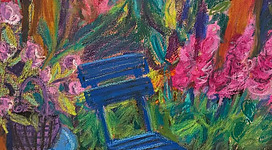 Kunstgalerie "This is how me met" in Ried im Innkreis: Eine Szene in einer Gartenlandschaft mit einem blauen Gartenstuhl im Vordergrund. Bunte Blumen und Pflanzen in verschiedenen Formen und Farben umgeben den Stuhl, der sich vor einer üppigen, üppigen Vegetation befindet.