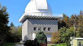 Ostansicht des Leopold-Figl-Observatoriums in der niederösterreichischen Gemeinde Altenmarkt an der Triesting. Die Sternwarte befindet sich auf dem Gipfel des 882 m hohen Mitterschöpfl, ein Vorgipfel des 893 m hohen Schöpfl und unmittelbar südlich zur Gemeindegrenze von Klausen-Leopoldsdorf. Die Grundsteinlegung der nach dem Politiker Leopold Figl benannte Sternwarte fand am 13. September 1966 statt und die offizielle Eröffnung am 25. September 1969. In ihr befindet sich das größte Spiegelteleskop Österreichs mit einem Spiegeldurchmesser von 1,52 m.