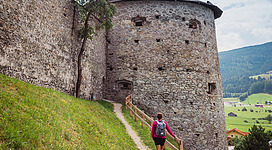 Die Stadtmauer mit den Stadttürmen in Radstadt erkunden