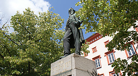 Denkmal von Franz Stelzhamer am Stelzhamerplatz in Ried im Innkreis.