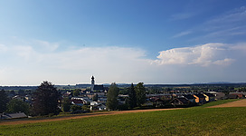 Blick auf St- Georgen im Attergau vom Kalvarienberg im Juli 2018.