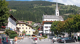 30.08.2005  A-9920 Sillian (1100 m über NN, Österreich, Osttirol, Alpen, Pustertal): Zentrum mit der Römisch-katholische Dekanatspfarrkirche Unsere Liebe Frau Mariä Himmelfahrt (GMP: 46.748422,12.417552). Erwähnt ab 1212. Der gotische Neubau wurde 1441 geweiht.  1759/1761 erfolgte durch Josef Adam Mölck eine Barockisierung der Kirche. Nach einer kleinen Innenrenovierung 1951 wurde 1988 die Außenfassade renoviert. Eine umfangreiche Innenrenovierung folgte 1995/1996.                                                                                                                                                                                                        [DSCN7245.JPG]20050830010DR.JPG(c)Blobelt