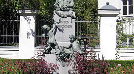Steyr Brucknerplatz, Anton Bruckner-Denkmal, Ansicht vom Brucknerplatz aus