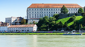 Blick von  Linz-Urfahr über die Donau zum Linzer Schloss  und Schlossmuseum, Schlossberg 1 in Linz 


 

This media shows the protected monument with ObjektID 127352 in Austria. (Commons, de, Wikidata)