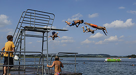 Schwimmen im Strandbad Seeham