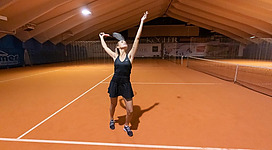 Tennis spielen in der Tennishalle