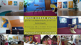 Ein kreatives Atelier mit farbenfrohen Kunstwerken an den Wänden. Stilvolle Möbel und ein einladender Raum schaffen eine inspirierende Atmosphäre.