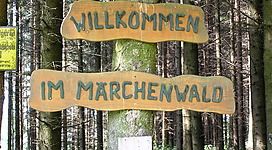Willkommensschild /(aus Holz) am Märchenwanderweg \"Willkommen im Märchenwald\"