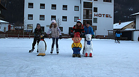 Eislaufen am Eislaufplatz Zentrum Sillian