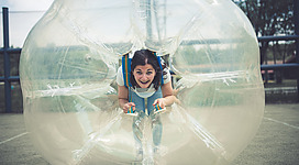 Frau beim Bubblesoccer im Hausruckpark, Ampflwang, Hausruckwald
