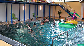 Schwimmen und entspannen im Hallenbad