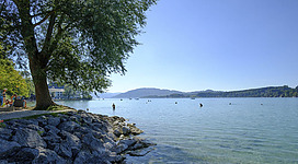 Naturbadeplatz Schlosspromenade, Blick auf den See, Schörfling am Attersee, Salzkammergut