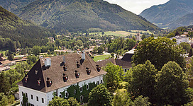 Schloss Scharnstein mit Blick ins südliche Almtal