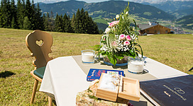 Sommerliche Tischdekoration vor Bergpanorama im Salzburger Land