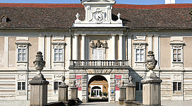 Portal des Schlosses Harrach in der niederösterreichische Marktgemeinde Rohrau.Das Schloss ist seit 1542 im Besitz der Grafen Harrach. Im 16. Jahrhundert erfolgte der Ausbau der mittelalterlichen Grenzburg zu einem Wasserschloss. Umbauten erfolgten 1688 sowie 1722 und 1776/77 erhielt das Schloss im Wesentlichen sein heutiges Erscheinungsbild.