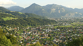 Gemeinde Schwarzach, im Hintergrund Dornbirn mit dem Staufenberg.