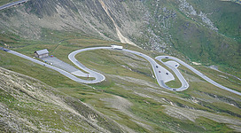 Bilder von der Großglockner Hochalpenstraße. Berge und Serpentinen.