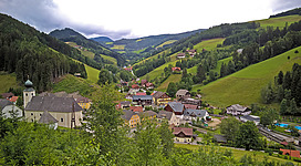 Der Ort Gasen von der Pfarrwiese aus gesehen Richtung Strasseggsattel im Sommer 2015.