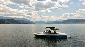 Auf dem Bild sieht man das Boot von Atterseeboot.