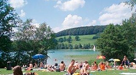 Schwimmen im Strandbad Lochen am See