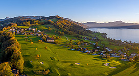 Blick auf den Wachtberg in Weyregg am Attersee, wo sich der Golfplatz befindet.