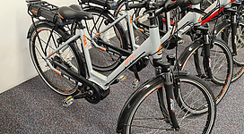 Aufwind Aktivpark Garsten in Garsten: Das Bild zeigt eine Reihe von Fahrrädern, die für Touristen oder Besucher bereit stehen. Die Fahrräder sind in verschiedenen Farben und Größen ausgeführt und scheinen für verschiedene Einsatzzwecke geeignet zu sein.