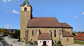 Südansicht der röm.-kath. Pfarrkirche hl. Markus in der niederösterreichischen Marktgemeinde Leobendorf. Eine gotische Kirche aus dem 14. Jahrhundert, die im 15. Jahrhundert verändert und im 17. Jahrhundert teilweise barockisiert wurde.