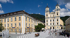 Blick auf die Kirche, seitlich Gebäude, Personen