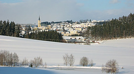 Die Stadt Rohrbach-Berg im Winter mit der Kirche im Hintergrund.