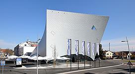 Westansicht des neuerrichteten Museumgebäudes „Landesgalerie Niederösterreich“ in der Stadtgemeinde Krems an der Donau.Der Bau mit 3.000 m² Ausstellungsfläche auf fünf Ebenen wurde von 2016 bis 2019 um ca. 35 Mio. € nach Plänen des Architektenbüros Marte.Marte von der Baufirma Dywidag errichtet.
