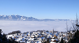Blick von der L73 auf Übersaxen in Vorarlberg zu den schweizer Bergen des Alpsteins. Im Rheintal dichter Nebel.