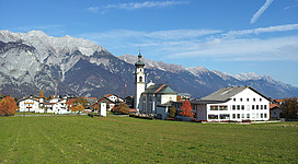 Götzens im Herbst 2011 mit Pfarrkirche und Volksschule
