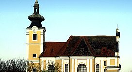 Kath. Pfarrkirche Mariae Himmelfahrt in Straning / Ansicht von Süden