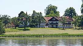 Hausansicht vom Heratingerhof mit Ibersee im Vordergrund