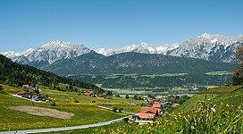 Blick von Kolsassberg nordwärts gegen das Gnadenwalderplateau und das Karwendel