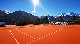 Tennis spielen auf den Tennisplätzen der Freizeit und Sportarena Virgen