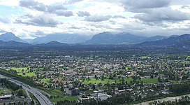 Gemeinde Lauterach mit Blick auf die Schweizer Berge. Im Vordergrund die A14 Rheintalautobahn sowie die Bregenzerache.