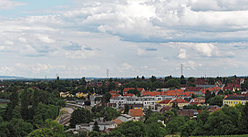 Ansicht der Gemeinde Enzesfeld-Lindabrunn vom Kalkofenweg aus gesehen, links der Bahnhof, in der Mitte das neue Ortszentrum mit dem Gemeindeamt