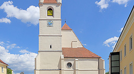 Westansicht des Domes St. Martin in der burgenländischen Landeshauptstadt Eisenstadt.Die dreischiffige spätgotische Hallenkirche wurde anstelle einer romanischen Kleinkirche errichtet. Um 1460 erfolgte der Neubau unter Johann Sybenhirter; 1468 war der Chor fertiggestellt und 1522 das Langhaus mit dem Turm. 1960 erfolgte die Erhebung der Stadtpfarrkirche zum Bischofsdom.Ursprünglich war westseitig eine Doppelturmfassade geplant, jedoch ausgeführt wurde nur der nordseitige und südseitig wurde der Turm nur bis auf eine Höhe von etwa des Langhauses realisiert.