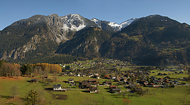 Vom Fusse des "Mutt". Im Vordergrund der Ort Vandans, hinten Sankt Anton im Montafon. mit der Itonskopfgruppe im westlichen Verwallgebirge v.l.n.r. 1.Davennakopf 1.708m, 2.Davenna 1.881m, 3.Zwölferkopf 1.843m, 4.Wannakopf 2.032m, 5.Rellseck 1.487m.