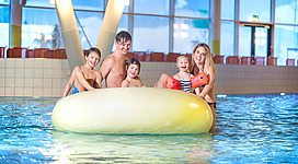 Schwimmen und entspannen in der Erlebnis-Therme Amadé