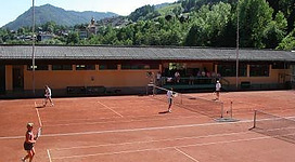 Tennis spielen am Tennisplatz Werfen