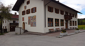 Volksschule mit Wandmalerei